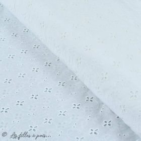 Tissu coton Broderie anglaise motif texturé - Blanc cassé Autres marques - Tissus et mercerie - 1