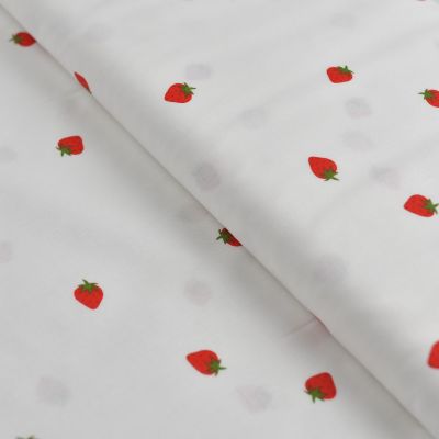 Tissu voile de popeline motif fraise - Blanc et rouge Autres marques - Tissus et mercerie - 1